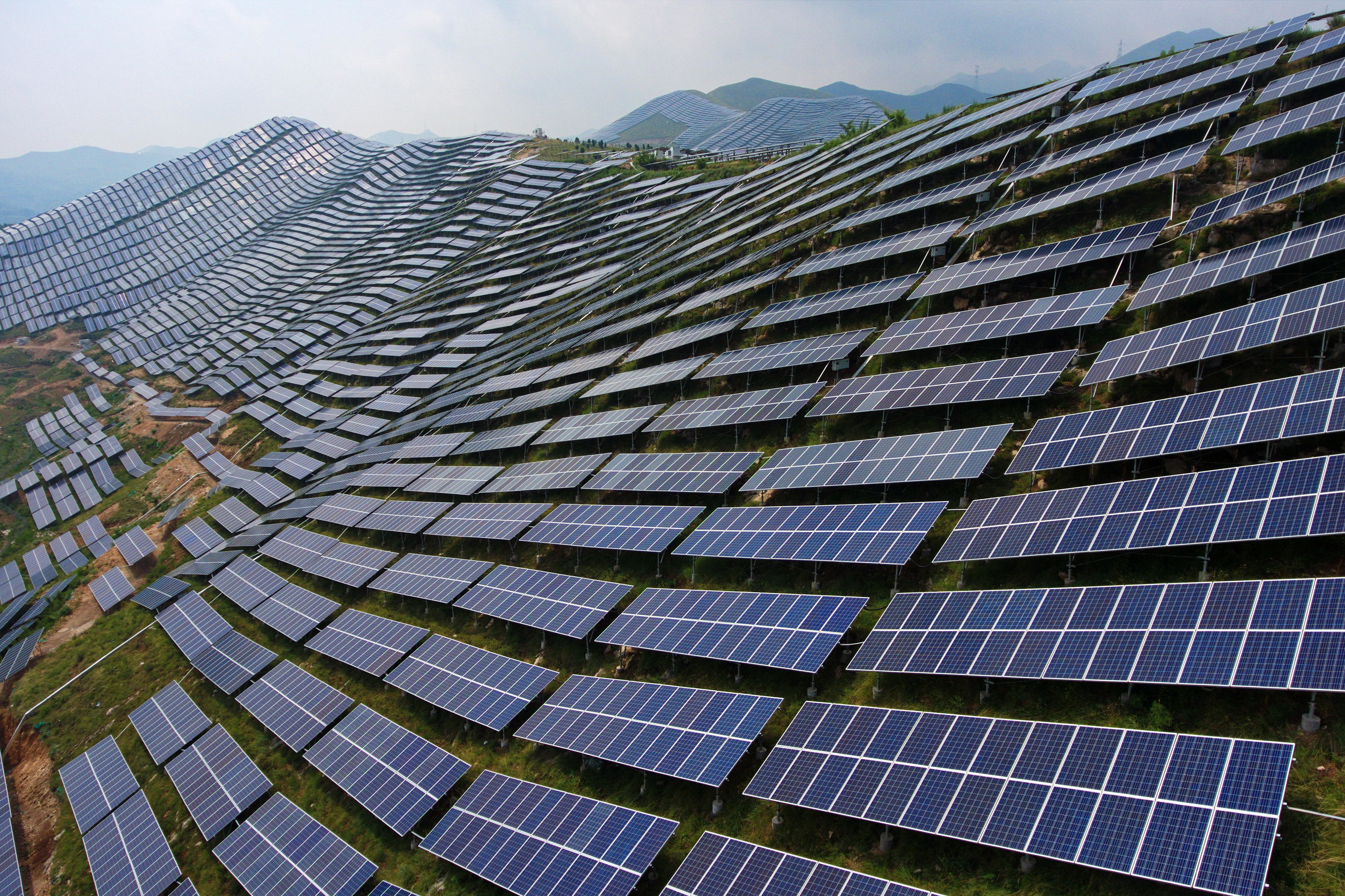 Самый большой объект солнечной. Китай Тайхан солнечные батареи. Гора Тайхан солнечные батареи. Солнечные панели на горе Тайхан. Солнечные панели на горе Тайшань Китай.